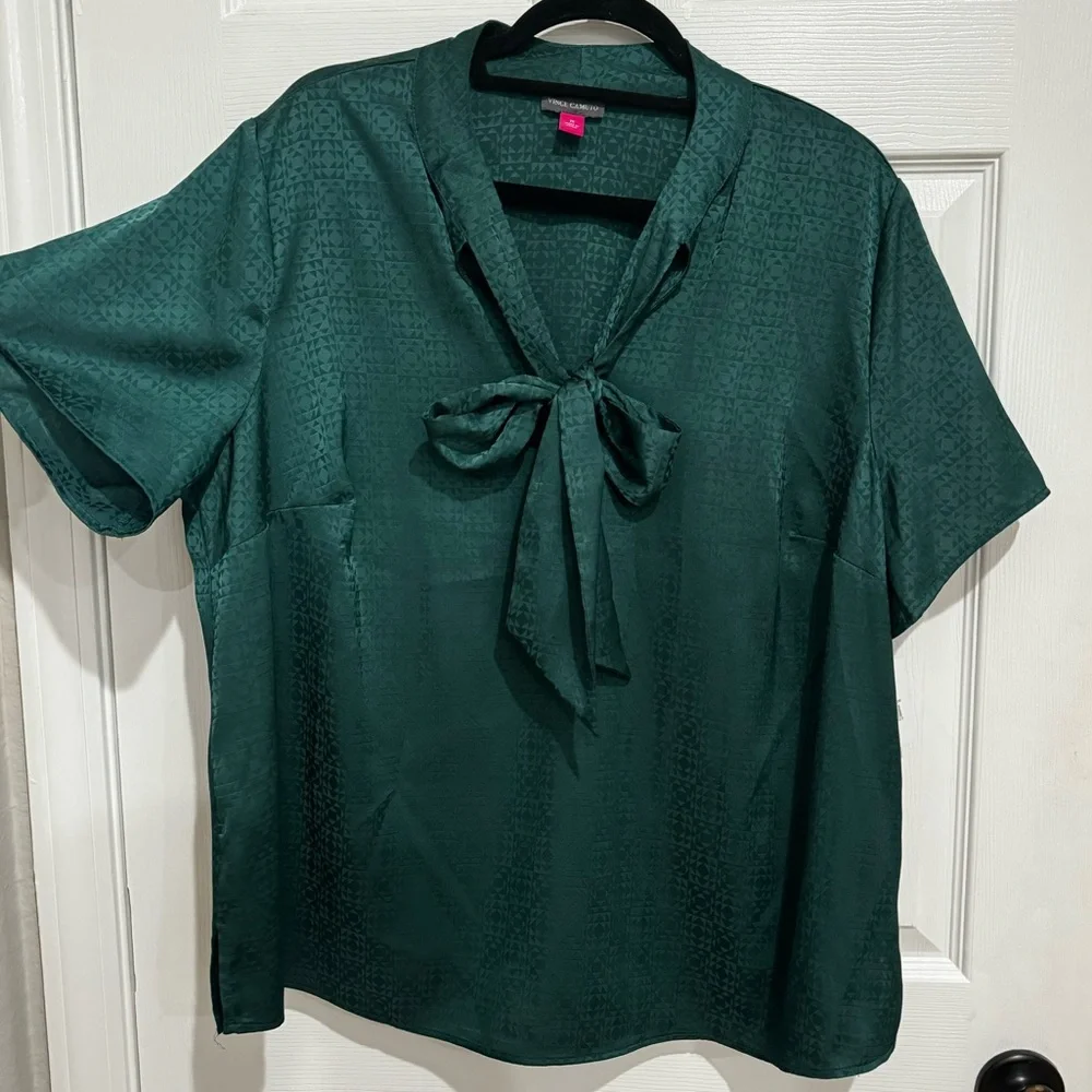 VINCE CAMUTO SHORT SLEEVES BLOUSE TIE NECK GREEN SIZE 1X PLUS LIGHTWEIGHT‎ NEW